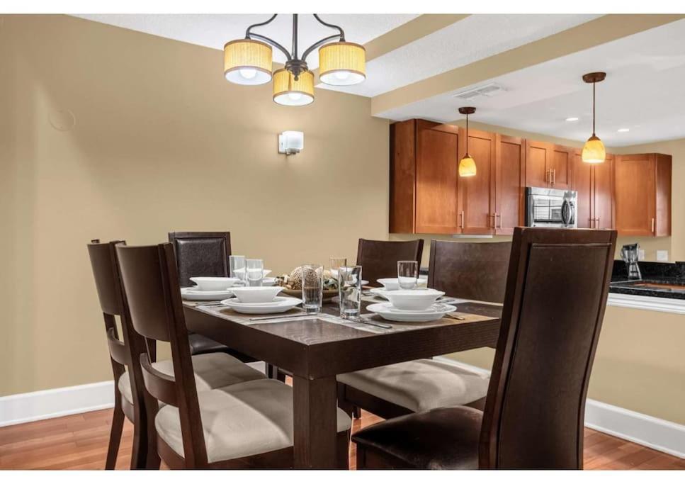 Cozy & Elegant 4Br Enchanted Townhouse - 1 Mile To Disney With Resort Pool, Gym, & Jacuzzi 奥兰多 外观 照片